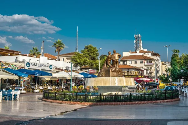 Kusadasi, Türkiye 07.18.2019. Güneşli bir yaz gününde Aydın 'ın Kusadasi tatil köyü