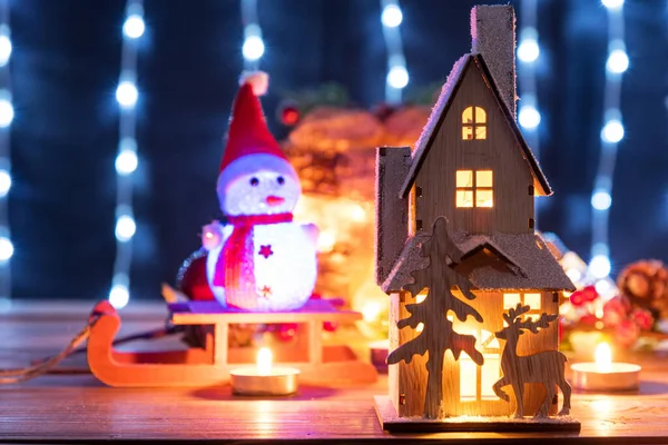 クリスマスジンジャーブレッドハウス装飾に焦点を当てたライトの背景 — ストック写真