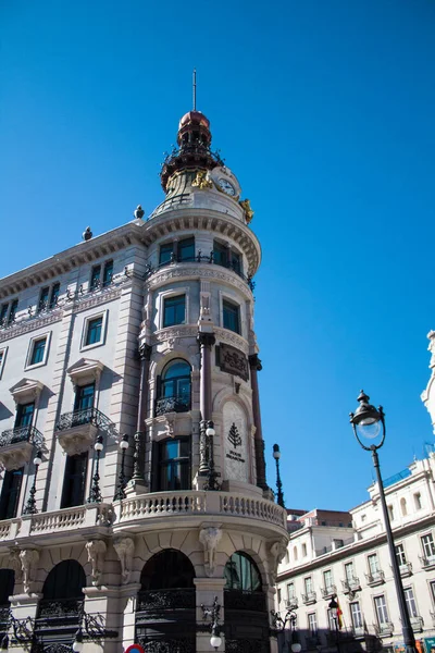 Laag Zicht Een Gebouw Het Centrum Van Madrid — Stockfoto