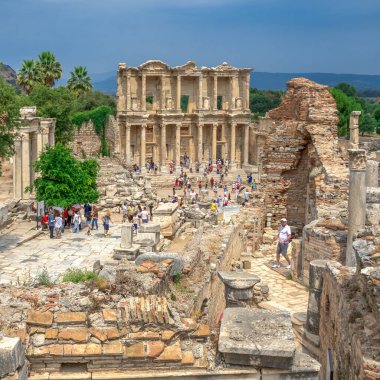 Efes, Türkiye 07.17.2019. Güneşli bir yaz gününde antik kentte bulunan Celsus Kütüphanesi.