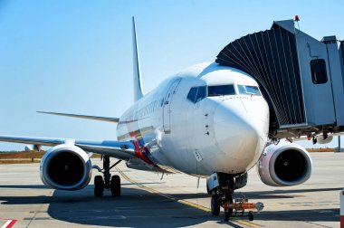 KHARKOV, UKRAINE - 24 Ağustos 2018. Kharkiv uçağının kalkışı ve inişi, Kharkiv uçağının görüldüğü gün