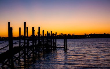 Koyu turuncu renkte günbatımı