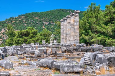 Türkiye 'nin Priene kentindeki Antik Yunan tapınağının kalıntıları, güneşli bir yaz gününde