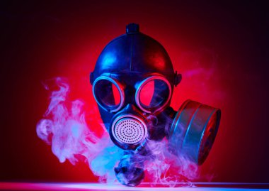Savaş konsepti için dumanlı kırmızı ve mavi ışıklı klasik gaz maskesi. 
