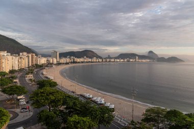 Copacabana sahilindeki binalara güzel bir manzara. Güneşin doğuşu, Rio de Janeiro, Brezilya