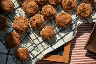 Soğutma rafında ev yapımı susamlı kurabiyelerin üst görünümü