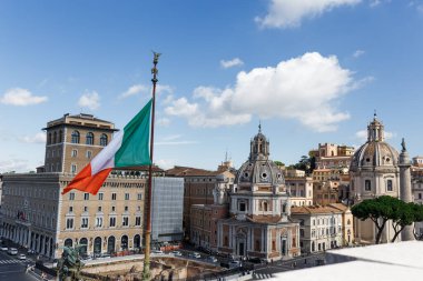 Roma 'daki Vittoriano anıtı sedirlerle çevrili.