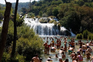 Hırvatistan 'daki Krka Ulusal Parkı' nda büyük bir yüzücü kalabalığı