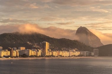 Güneşin doğuşuyla Copacabana 'dan Sugar Loaf Dağı' na güzel bir manzara, Rio de Janeiro, Brezilya