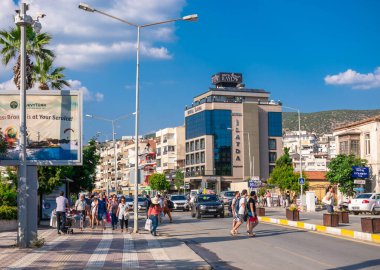 Kusadasi, Türkiye 07.18.2019. Güneşli bir yaz gününde Aydın 'ın Kusadasi tatil köyü
