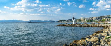 Kusadasi, Türkiye 07.18.2019. Türkiye 'deki Kusadasi gezinti alanında Barış Elçisi heykeli