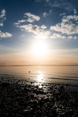 Bulutlu bir günde Puget Sound 'da dramatik bir gün batımı