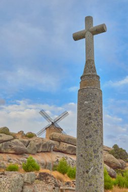 Ön planda bir haç ve arka planda bir değirmen görüntüsü Las Ventas con Pea Aguilera, Toledo, İspanya 