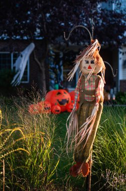 Cadılar Bayramı süslemeleri ile ön bahçede korkuluk