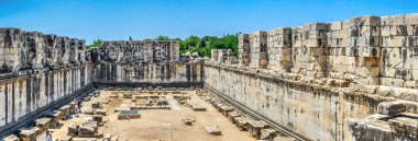 Didyma, Türkiye 2019-07-20. Didyma 'daki Apollo tapınağının iç kısımları. Güneşli bir yaz gününde panoramik manzara