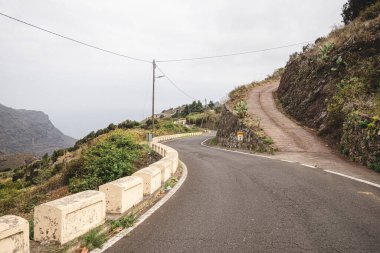 Boş dolambaçlı dağ yolu bulutlu bir günde