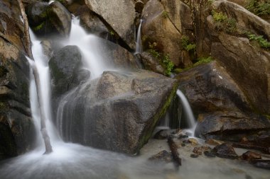 Su, Wasatch Mtns 'deki Bells Canyon' da kayaların arasından akar.