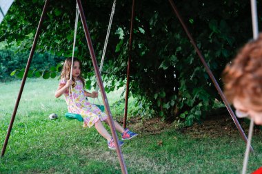 Yazın Arka Bahçede Sallanan İki Çocuk