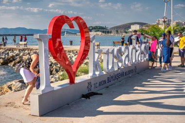 Kusadasi, Türkiye 07.18.2019. Güneşli bir yaz gününde Türkiye 'nin Kusadasi tatil beldesinin seti