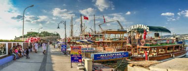 Kusadasi, Türkiye 07.18.2019. Türkiye 'de Kusadasi şatosu yakınlarında bir yaz akşamı eğlence teknesi parkı