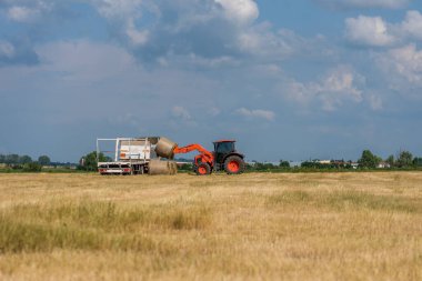 Hay Bale ile çalışan traktör.