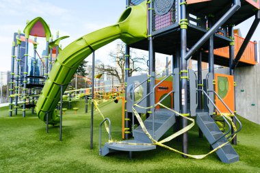 Koronavirüs salgını sırasında kapalı bir oyun alanının geniş açı görünümü