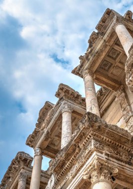 Güneşli bir yaz gününde antik kentte bulunan Celsus Kütüphanesi.