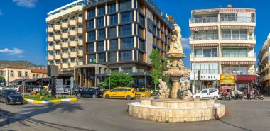 Kusadasi, Türkiye 07.18.2019. Güneşli bir yaz gününde Aydın 'ın Kusadasi tatil köyü
