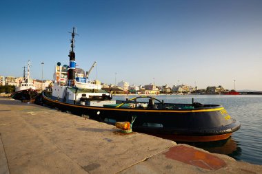 Patras, Moreloponnese, Yunanistan limanında römorkörler