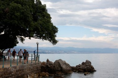 Opatija 'da Turistler Sahilde Duruyor