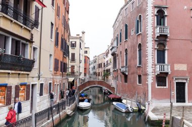 Venedik 'te renkli eski evleri ve kanalları olan sokaklar