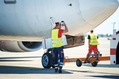 KHARKOV, UKRAINE - 24 Ağustos 2018. Kharkiv uçağının kalkışı ve inişi, Kharkiv uçağının görüldüğü gün