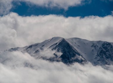 Kuzey Kaliforniya 'daki Doğu Sierra Dağları' nın zengin bir sıradağları.