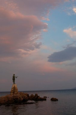 Denizdeki martılı bakire.