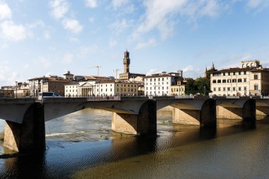 Floransa 'nın ortasında renkli eski evleri ve köprüleri olan sokaklar