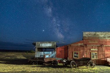 ABD; Oregon, Wasco County, Shaniko, Hayalet Şehir, Samanyolu ve eski ahır