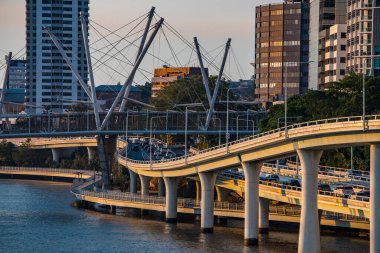 Otoyol ve Brisbane 'in silueti