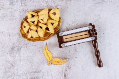 Purim bayramını kutlamak için Hamans 'ın kulakları kurabiye yapıyor.