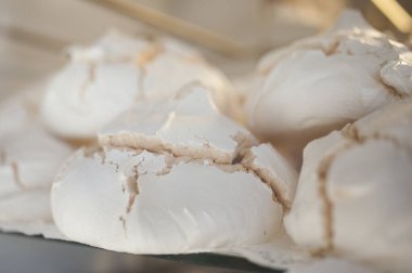 Portekiz suşi hamur işleri dükkanda sergileniyor. Geleneksel tatlı genel olarak krema olarak bilinir.