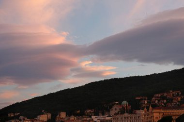 Opatija 'daki dağların üzerinden bulutlar