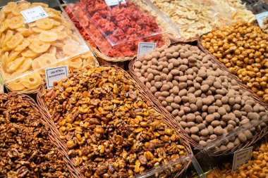 Mercado La Boqueria pazarında fındık ve kurutulmuş meyve