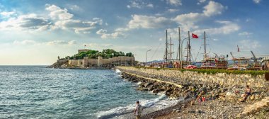 Kusadasi, Türkiye 07.18.2019. Türkiye 'de Kusadasi şatosu yakınlarında bir yaz akşamı eğlence teknesi parkı
