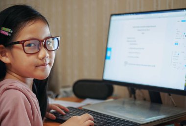 Bilgisayardaki işi sırasında bir kızın portresi.