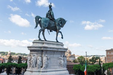 Roma 'daki Vittoriano anıtı sedirlerle çevrili.