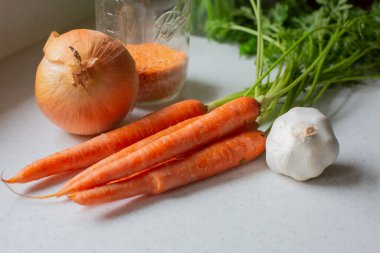 Mutfak tezgahında havuç ve sebze