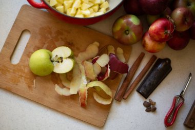 Ev mutfağında elma püresi yapmak için kesilen elmalar.