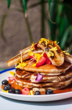 Brunch menüsü: tuzlu karamelli ve muzlu Amerikan gözlemeleri.