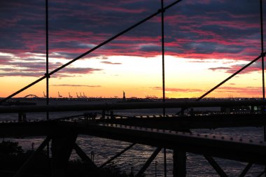 Brooklyn Köprüsü 'nden Özgürlük Anıtı' nın günbatımı manzarası.