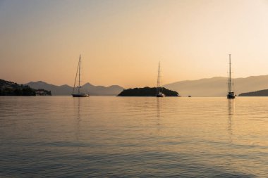 Yunanistan 'da güneş doğarken deniz suyu yüzeyinde yat.