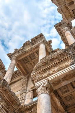 Güneşli bir yaz gününde antik kentte bulunan Celsus Kütüphanesi.